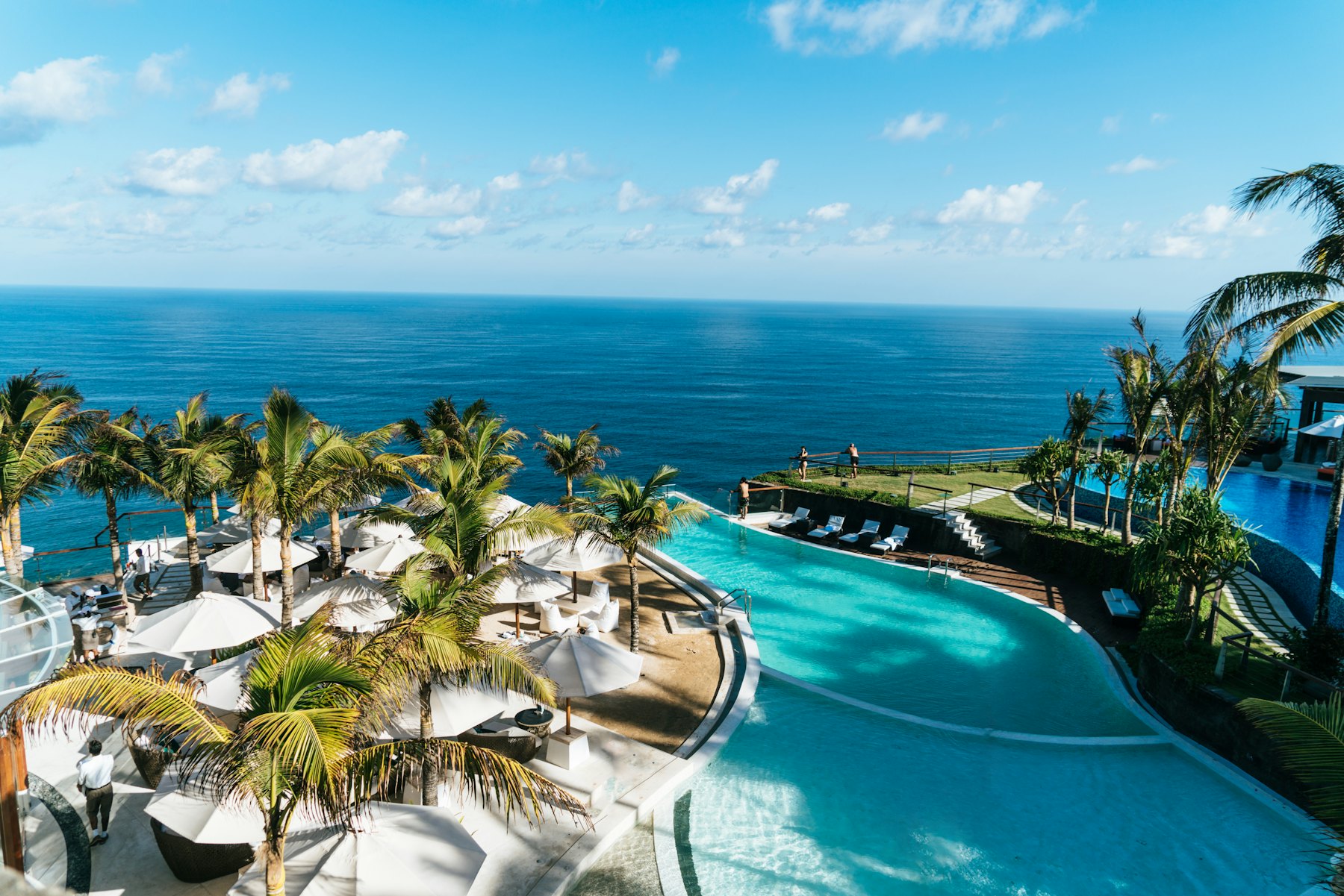 Clifftop infinity pool overlooking the ocean at Cliffside Sanctuary